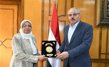 جامعة قناة السويس تكرم  ثناء النحلة الحاصلة على جائزة العطاء والوفاء