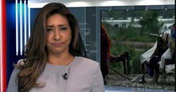 مذيعة تبتلع ذبابة على الهواء أثناء نشرة الأخبار (فيديو)