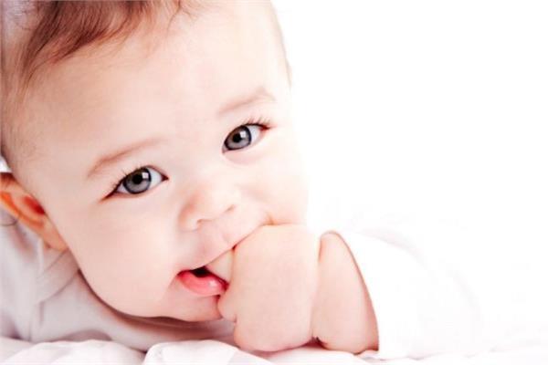 أهمها تورم اللثة وعض الأصابع .. تعرفى على أعراض التسنين عند طفلك