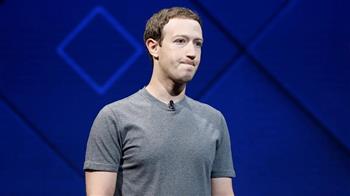 مؤسس فيسبوك ينتقد متصفحي مواقع التواصل بالساعات لتضييع الوقت