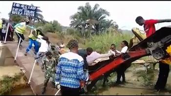 لحظة انهيار جسر بالمسؤولين أثناء افتتاحه في الكونغو (فيديو)