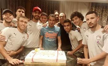 لاعبو المنتخب الأولمبي يحتفلون بعيد ميلاد محمد بركات
