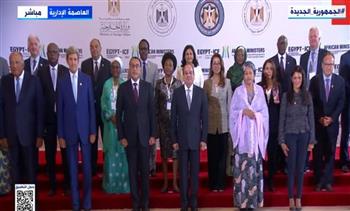 الرئيس السيسي يلتقط صورة تذكارية مع المشاركين بمنتدى مصر للتعاون الدولي 