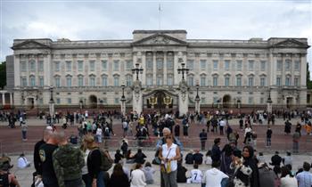 حشود أمام قصر باكنجهام بعد تدهور صحة الملكة إليزابيث
