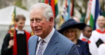 «قبلة غير متوقعة» للملك تشارلز الثالث في أثناء تحيته للجمهور بلندن 