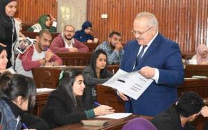 رئيس جامعة القاهرة يتفقد أعمال امتحانات الفصل الدراسي الأول بمختلف الكليات