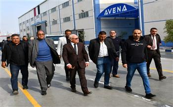محافظ بورسعيد يتابع سير العمل بمصنع أفينا لإنتاج الأدوات الكهربائية