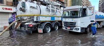 الصرف الصحي بالإسكندرية : الدفع بـ 150 سيارة ومعدة للتعامل مع تجمعات مياه الأمطار
