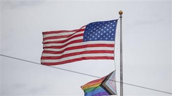 مشروع قانون يحظر رفع أعلام غير العلم الأمريكي فوق السفارات