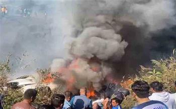 سيناريو العام الماضي يتكرر في نيبال.. تحطم طائرة على متنها 72 شخصا (فيديو)