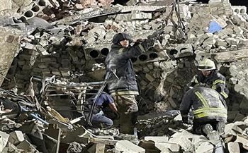 البحث عن ناجين تحت أنقاض مبنى بدونيتسك دمره القصف الأوكراني