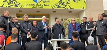 رئيس المقاولون العرب يجتمع مع اللاعبين قبل مواجهة أسوان