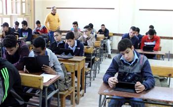 طلاب أولى وتانية ثانوي يواصلون أداء امتحانات التيرم الأول 