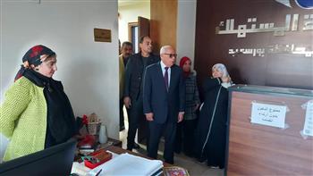 محافظ بورسعيد يتابع سير العمل بإدارات "تنفيذي" المنطقة الحرة و"حماية المستهلك"