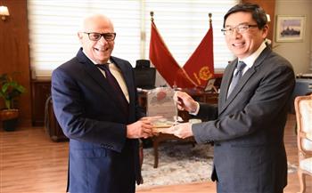 محافظ بورسعيد يستقبل سفير سنغافورة بمصر لبحث سبل التعاون