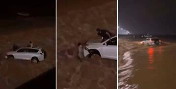 نهاية كارثية لسائق سيارة غامر باقتحام سيل عارم بالسعودية «فيديو»