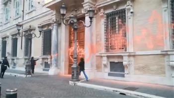 نشطاء البيئة الإيطاليون يعتدون على مبنى مجلس الشيوخ في روما