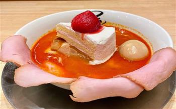 مطعم كلاسيك ميسو رامين الياباني يقدم خليطا عجيبا من الرامين مع شريحة فراولة شورت كيك