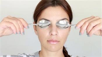 3 طرق طبيعية لعلاج انتفاخات أسفل العينين  