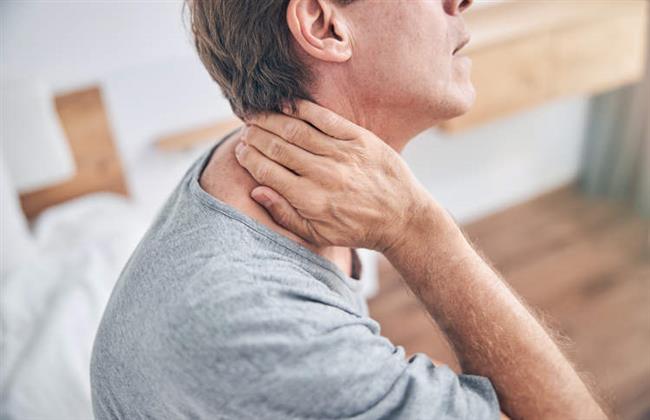 أدار رأسه بسرعة .. رجل يصاب بقطع فى شريان الرقبة ويعاني من ثلاث سكتات دماغية