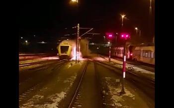 مطاردة مثيرة بين رجال إطفاء وقطار مشتعل تحرّك دون سائق (فيديو)