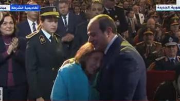 لفتة إنسانية من السيسي مع زوجة أحد أبطال الشرطة المصرية (فيديو)