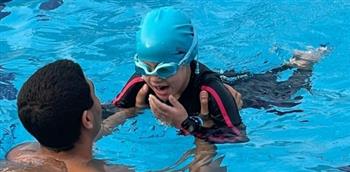 صبحي يحقق أمنية الطفلة تاليا بطلة "قادرون باختلاف" بالتدرب على السباحة