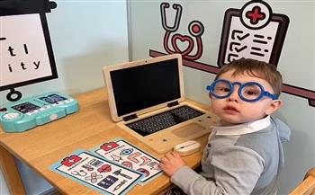 طفل في الثالثة من العمر يستطيع القراءة والعدّ بـ 7 لغات