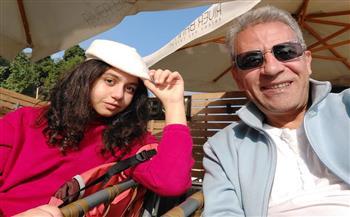 صبرى فواز ينشر صورة برفقة ابنته.. ويعلق: «صباح الفل» 