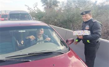 الشرطة توزع الورود والشيكولاتة احتفالا بعيدها الـ71