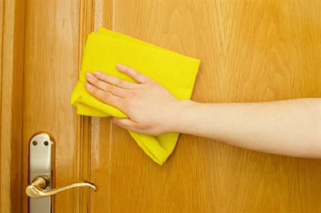 بالخطوات: تعرفي على أفضل الطرق لتنظيف أبواب منزلك الخشبية