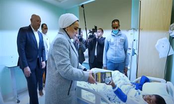 السيدة انتصار السيسي تقدم الهدايا للأطفال بمستشفى شفاء الأورمان (فيديو)
