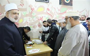 مستشارا الوعظ والتعليم بسلطنة عمان يتفقدان جناح الأزهر بمعرض القاهرة للكتاب