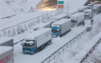 قطعت الطرق وأوقفت القطارات.. الثلوج الكثيفة تشلّ اليابان (فيديو)