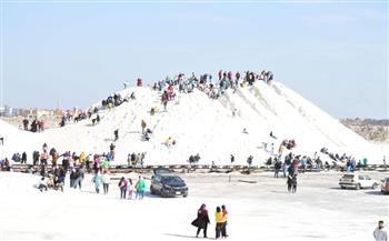 إقبال على جبال الملح خلال عطلة نهاية الأسبوع ببورسعيد