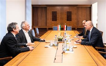 سفير مصر يلتقي برئيس الوزراء ونائبه المجري