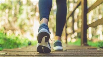 دراسة جديدة: المشي يعوض الآثار الضارة للجلوس فترات طويلة 