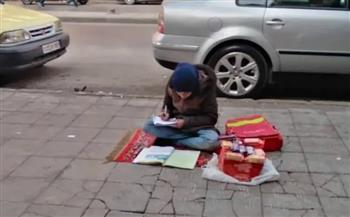 تُذاكر في الشارع وسط الطقس البارد.. طفلة سورية تشعل مواقع التواصل (فيديو)