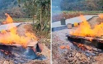 بسبب ارتفاع أسعار المحارق الحكومية.. صينيون يحرقون جثث موتاهم في الشوارع | فيديو