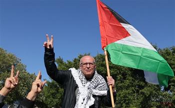 الرئيس الفلسطيني يهاتف كريم يونس مهنئا بالإفراج عنه: قضية الأسرى مقدسة ولن نفرط بها