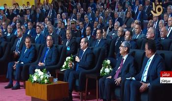 الرئيس السيسي يطمئن المواطنين: «أنا بتابع السوشيال ميديا وتعليقات كل الناس»