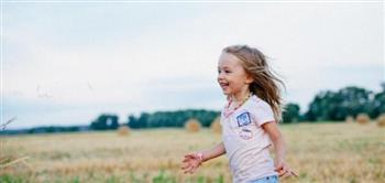 6 خطوات لتربي طفلا سعيدا.. تعرفي عليها