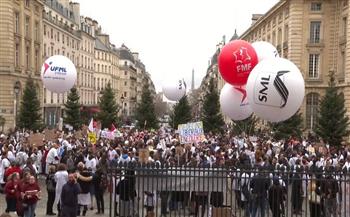أطباء فرنسا يطالبون بزيادة أجورهم عبر مظاهرات حاشدة
