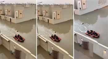فيديو صادم بالسعودية .. قوات الدفاع المدني في قوارب بعد غرق حي كامل