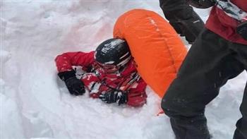 طواقم الإنقاذ تنتشل رجلا عالقا تحت الثلوج في أحد منتجعات سوتشي