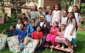 رامي عياش مذيع مع الأطفال الأيتام في «واحد من الناس» الليلة 