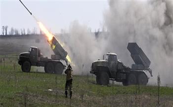 القوات الروسية تدمر قطارا أوكرانيا مليئا بالمدرعات