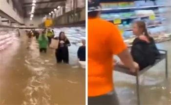 مياه الفيضانات تفاجئ زبائن أحد متاجر نيويورك.. كيف تصرفوا؟ (فيديو)