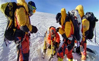 فريق البعثة الصيني يصل إلى قمة جبل "تشو أويو" لإجراء بحث علمي