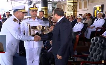 الرئيس السيسي يتسلم هدية تذكارية من رئيس أكاديمية الشرطة